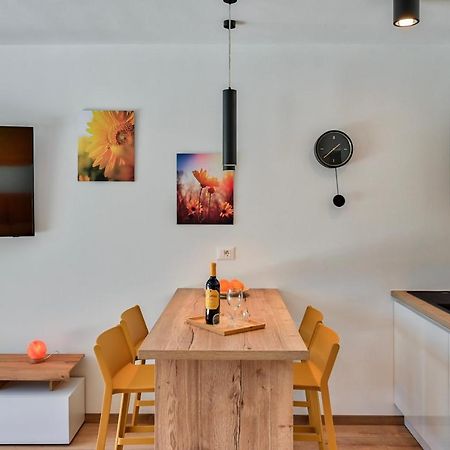 Villa Solis-Modern Villa For A Romantic Retreat, Heated Pool ลิทซ์ยัน ภายนอก รูปภาพ