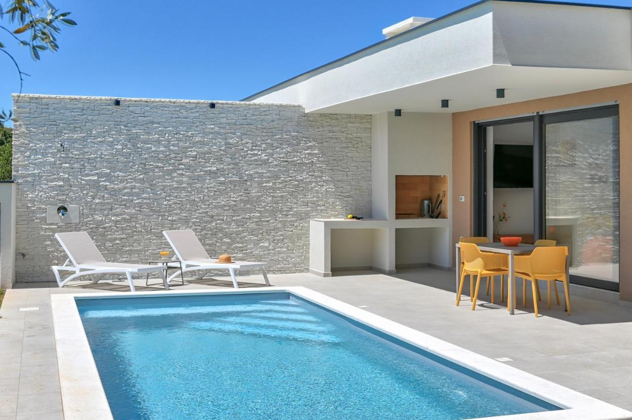 Villa Solis-Modern Villa For A Romantic Retreat, Heated Pool ลิทซ์ยัน ภายนอก รูปภาพ